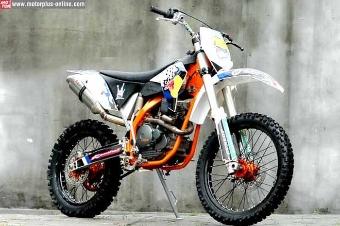 Lagi-lagi pipa besi seamles dijadikan bahan dasar untuk membuat main frame baru yang kokoh oleh Dana Prasetya. Ia modifikator dari rumah modifikasi GDZH Custom Cycle asal Jombang, Jawa Timur.