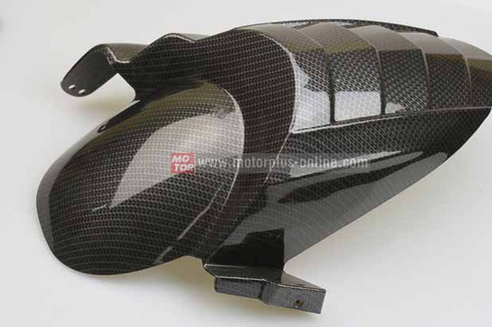 Ukuran pas dengan warna Karbon Kevlar membuat tampilan motor menjadi keren dan bergaya. Berfungsi menahan lumpur roda belakang membuat lumpur tidak mengotori bagian belakang motor. Model futuristik membuat spakbor kolong ini disukai. Harga : Rp. 250.