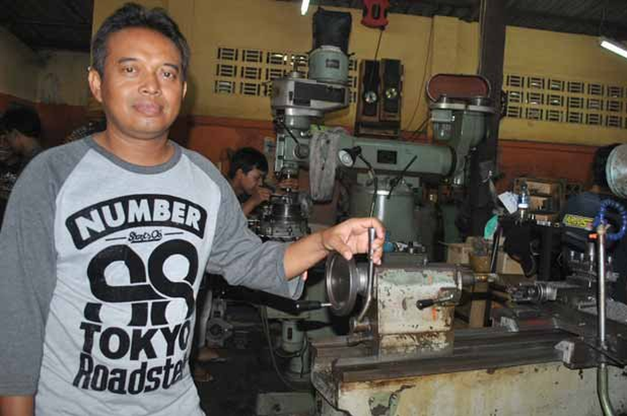 Perbandingan gigi rasio di pacuan memegang peran yang sangat vital dalam mendongkrak performa. Tidak banyak bengkel yang mampu mengoptimalkan komponen yang satu ini. Salah satunya adalah Carlos Tech spesialis racik rasio melayani Balap Dan Harian yan