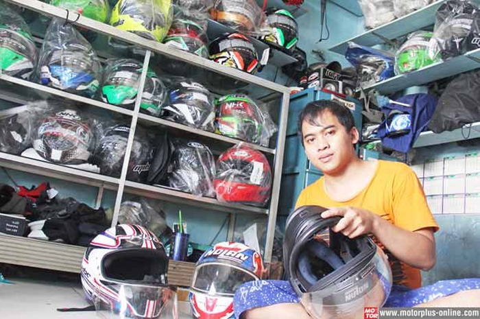 Berawal hanya menerima cuci helm dan menjual piranti keselamatan pada 2012, Bengkel Helm milik Dicky Maulana berkembang. Akhirnya, Dicky Maulana bikin Bengkel Helm spesialis servis helm. Bengkel Helm spesialis servis helm