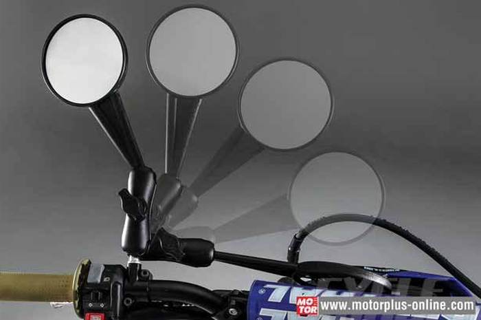 Rasanya, belum tentu semua pemilik pacuan setuju dengan bawaan spion standar. Terkadang, ada juga suka dengan spion yang dimiliki varian motor lain. Meskipun, sama-sama kondisi bawaan motor.
