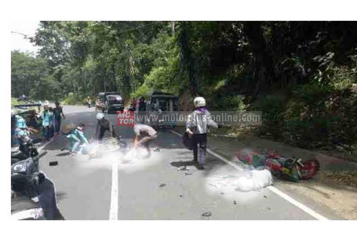 Ngeri banget, dua bikers Kecelakaan lalu lintas ‘adu kambing’ di Jalan Lintas Tengah (Jalinteng) Sumatera di kawasan Desa Tanjungkupang kawasan Tebingalay Kecamatan Tebingtinggi, Sumatera Selatan. Kejadian berlangsung Jumat (4/11) lalu mengakibatkan 