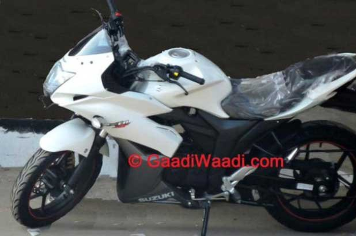 Tampang asli Suzuki GSX 150R mulai beredar di India. Motor ini memang sudah di produksi oleh Suzuki India dan kabarnya akan diluncurkan resmi pada bulan April mendatang. Di India, motor ini tidak menggunakan nama Suzuki GSX 150R seperti yang dibicara