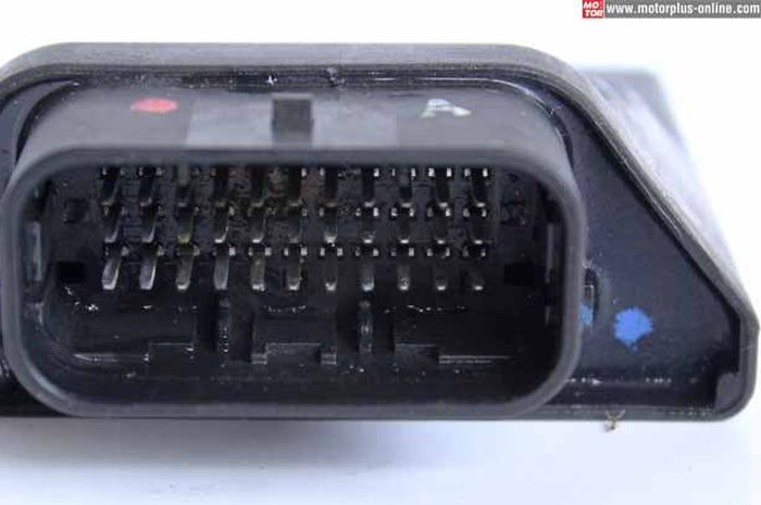 Penasaran dengan kondisi ECU (Electronic Control Unit), Em-Plus pun melakukan pengecekan. Soale, ECU inilah sebagai otak di motor injeksi. Tak hanya sebagai otak pengapian, tetapi juga otak sistem part keseluruhan.