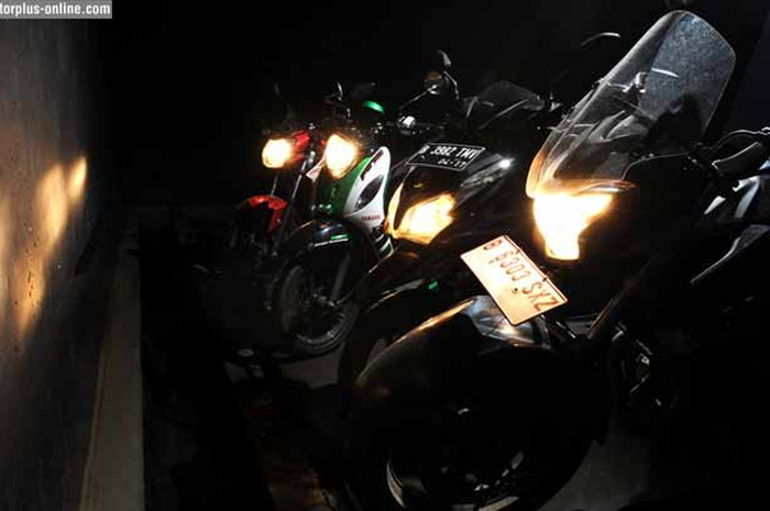 Ngomongin lampu depan motor standar, pancaran sinar berbeda-beda. Ini lantaran tiap-tiap tipe motor dibekali dengan bohlam lampu yang speknya berbeda pula, seperti kapasitas watt-nya dan reflector yang membantu memancarkan sinar lampu.