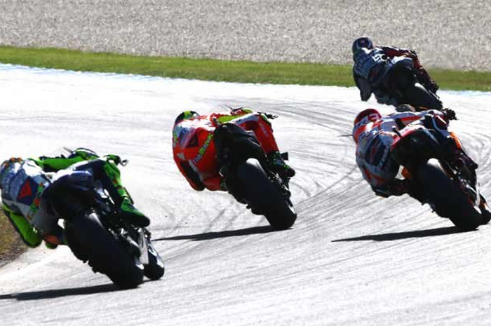 Sesi latihan resmi keempat MotoGP Valencia ada yang ketahuan. Andrea Iannone tertangkap basah kompakan dengan Valentino Rossi di latihan resmi keempat MotoGP Valencia hari ini (7/11). Baru keluar pit out langsung saja Iannone dan Rossi beriringan sam