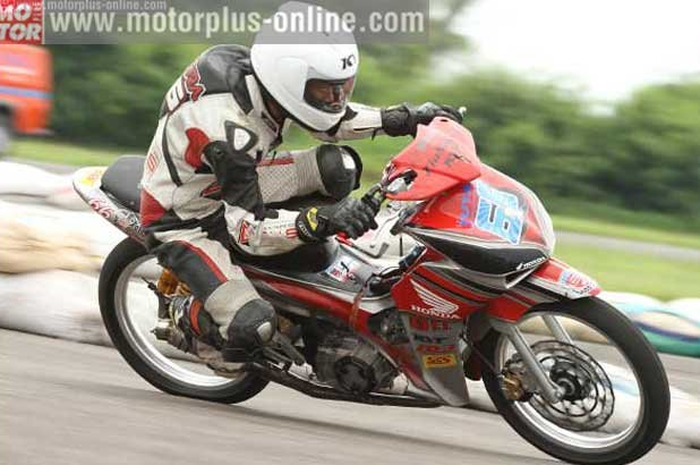 Kabarnya, musim balap tahun ini tim balap Honda wajib pakai motor injeksi. Kabar tersebut bisa dibilang benar bisa juga enggak. Pasalnya, dari PT Astra Honda Motor sendiri yang mensupport beberapa tim balap belum mewajibkan. Tapi, sudah ada aba-aba m