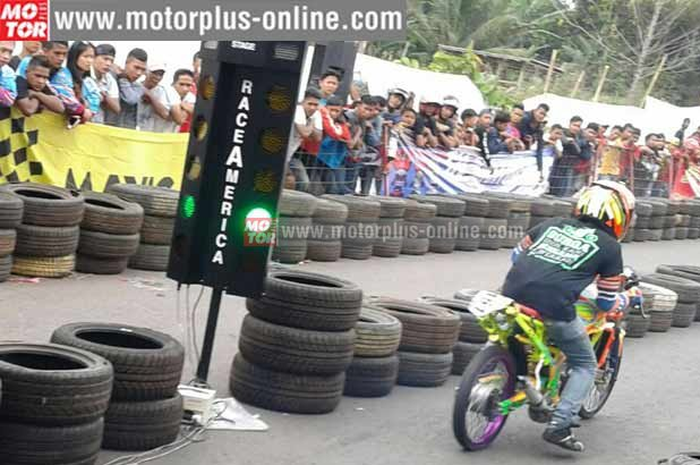 Gelaran balap motor trek lurus 201 M yang bertajuk Banyu Bening Garut Drag Bike 2016, berlangsung di sirkuit Jl. Baru By Pass Tanjung, Garut, Jawa Barat, Minggu (4/9). Pada balapan kali ini, mulai terapkan timing Race America