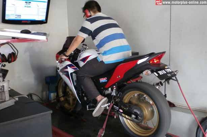Performa Honda CBR 150R standar bisa dibilang lumayan. Tapi, bagi sebagian pembesutnya ada yang menganggap kurang galak. Nah, kalau ingin dibikin lebih greget tanpa bore up dan korek mesin, ada lho triknya.