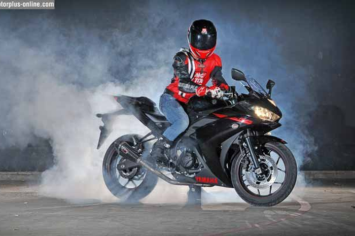 Bila sebelumnya R25 standar ting-ting catatkan waktu 12,11 detik (pakai Vericom CV 3000) untuk jarak 201 meter, lewat rider ini bisa tembus 9,61 detik. Setelah ditelusuri, ternyata saat pengujian pertama, bukaan gas dilakukan pada 8.000 rpm.