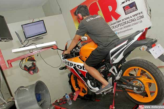 Tahun ini, PT Astra Honda Motor (AHM) menurunkan Honda All New CBR 150R di dua event berbeda. Di gelaran IRS kelas One Make Race (OMR) Honda CBR 150R dan Honda Racing Championship (HRC). Spek mesin dan ubahanya, dibikin sama persis, enggak ada beda d