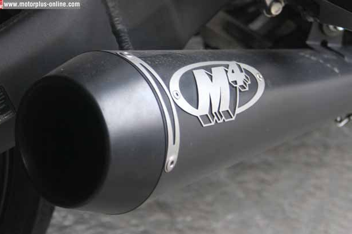 Untuk mengetahui performanya, Denis langsung mengujinya di atas mesin DynoMate milik USR. “Baru sekarang mesin dyno ini coba motor berkapasitas di atas 1.200 cc. Pasti suara dan tenaganya edan,” bilang Freedy.