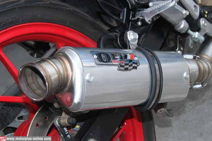 Upgrade awal, coba ganti knalpot standar dengan model free flow buatan OEI Racing. Ketika dites dyno, pemakaian knalpot tersebut sukses dongkrak power sebanyak 0,5 hp.