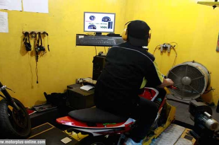 Yamaha Jupiter MX 135LC andalan tim ABJ 13 RRT, sering naik podium di ajang fun race kelas OMR Jupiter MX. Pasti sobat penasaran kan pengen tau seberapa besar performanya? Nah, saat didyno, power motor yang dibesut Dony Ramdani ini terukur 2,5 kali l