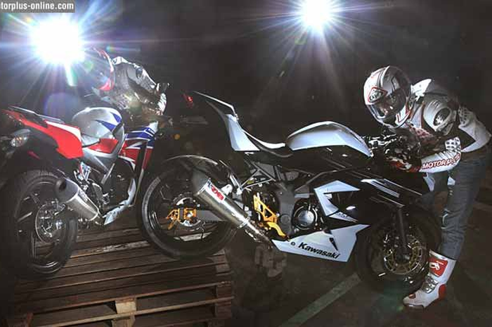 Giliran Ninja RR Mono yang dijejali saluran gas buang RX8. Oh iya, power standar jagoan ‘geng ijo’ ini ada di angka 26,24 dk/9.645 rpm dengan torsi 21,24 Nm/8.032 rpm. Ketika ganti knalpot racing yang juga tanpa seting ulang mesin, peak power langsun