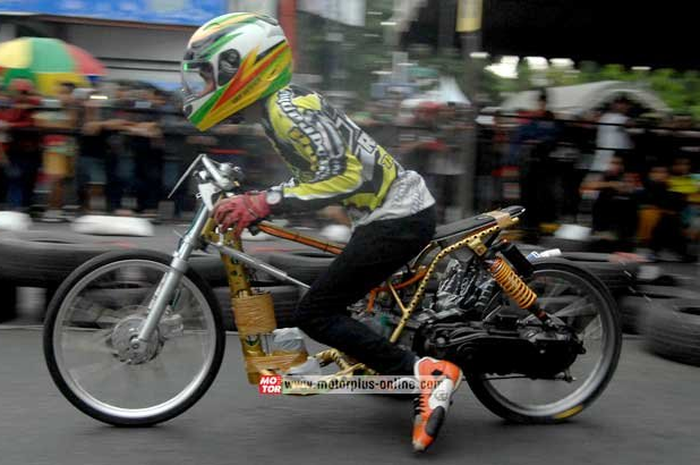 Yamaha Mio gacoan tim SJRT Uye-Uye asal Kediri, Jawa Timur ini, sanggup menorehkan waktu 7,8 detik di trek lurus 201 meter. Bermain di kelas Matic 200 cc, skubek garputala keluaran 2009 ini sempat menghantarkan pembalapnya,