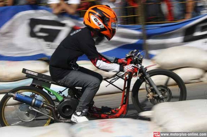 Dalam adi kebut trek lurus, Yamaha Mio jebolan 2010 yang bermain di kelas Matic Tune up 200 cc ini punya catatan waktu konsisten. Hebatnya lagi, sudah mengantarkan ketiga jokinya meraih podium tertinggi secara bergantian, Rully PM, Bayu Ucil dan Eko 