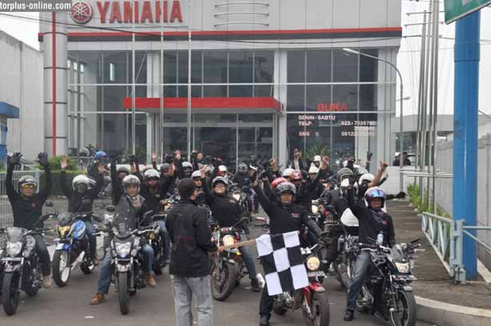 Paling bergengsi, tentu saja OMR New V-ixion Street Challenge. Peserta di kelas ini, menggunakan empat motor Yamaha New V-ixion Lightning standar. “Komponen mesin standar. Hanya gir belakang ganti ukuran 55 mata, handel rem, kopling dan behel belakan