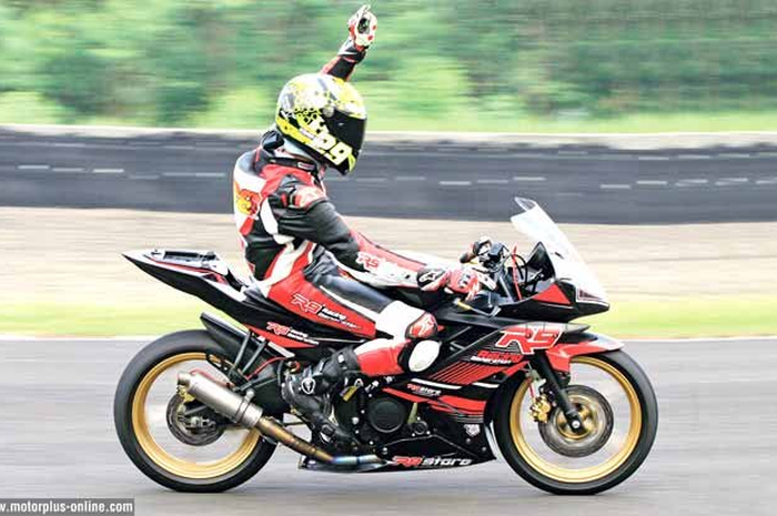 Ajang Yamaha Sunday Race R-Cup Seri kedua yang digelar di Sentul International Circuit, Bogor, Jawa Barat terasa sangat berbeda dibanding sebelumnya. Time pun semakin tajam yang posisi 1-5 bisa tembus 1 menit 51 detikan. Yamaha YZF R-15 yang ditungga