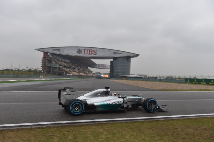 Taklukan Trek Basah Hamilton Cetak Pole Position Terbanyak Inggris