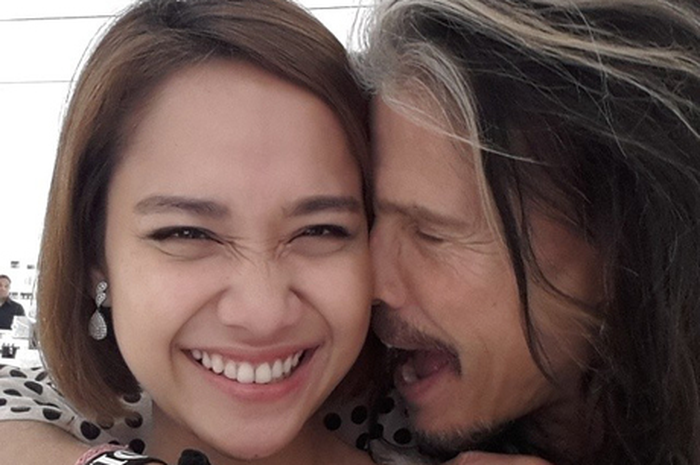 Di Amerika Serikat Bunga Citra Lestari Dipeluk Vokalis Aerosmith