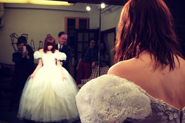 Jelang Debut Broadway Carly Rae Jepsen Pamerkan Gaun Cinderella