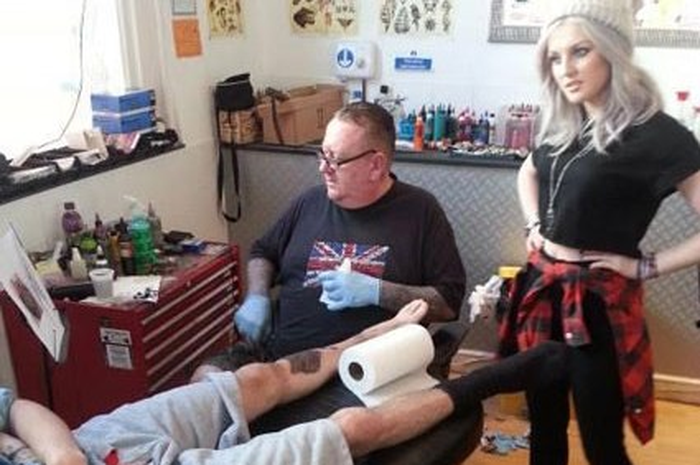 Demi Apa Zayn Malik Mengukir Tato Serigala di Kaki Kirinya