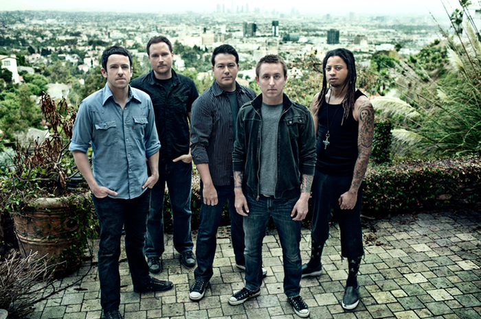 Terjebak Di Bandara Yellowcard Akustikan Lagu Foo Fighters