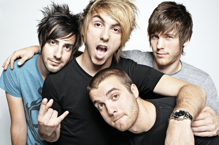 All Time Low Ajak Vokalis Weezer Nyanyi Bareng Di Panggung