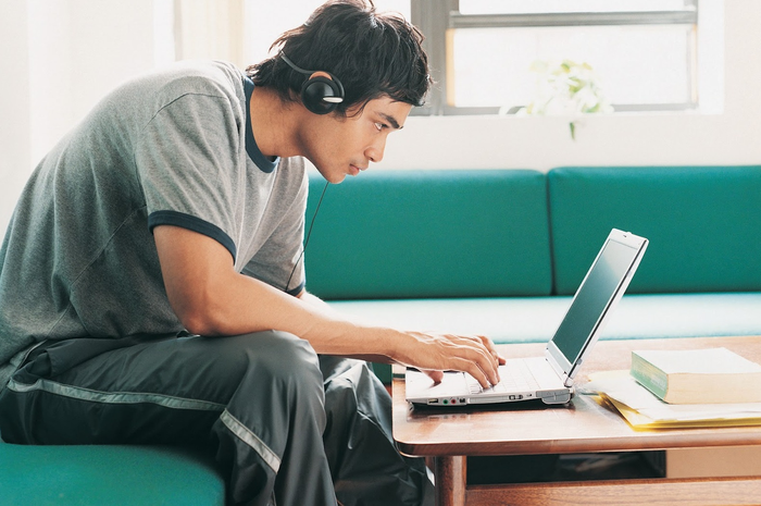 Kuliah secara online dari rumah bisa bebas memilih tempat dan waktu belajar