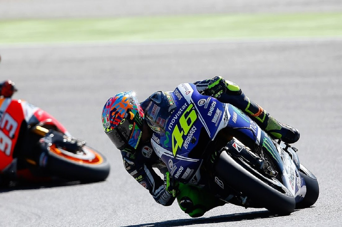 Kenapa Rossi dihukum start paling belakang di MotoGP Valencia?