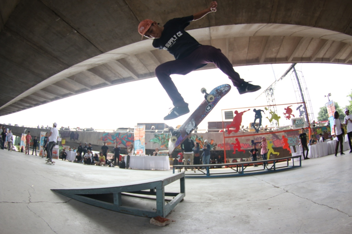 Aksi skater di Zevit Zone Bandung