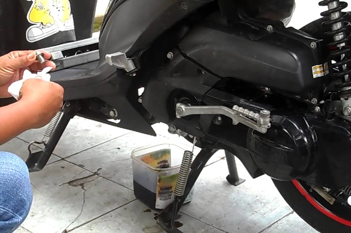 4 Kesalahan Saat Ganti Oli Motor