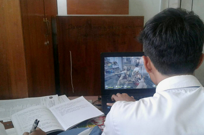 pelajar nge-game di kelas saat jam belajar 