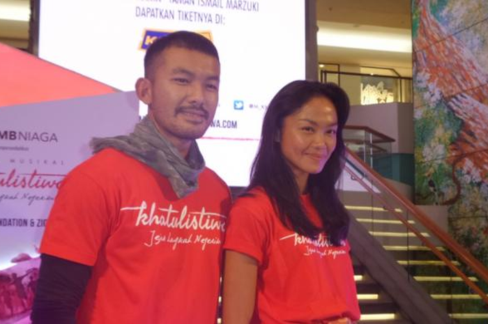 Rio Dewanto bersama salah seorang rekan mainnya, Kelly Tandiono