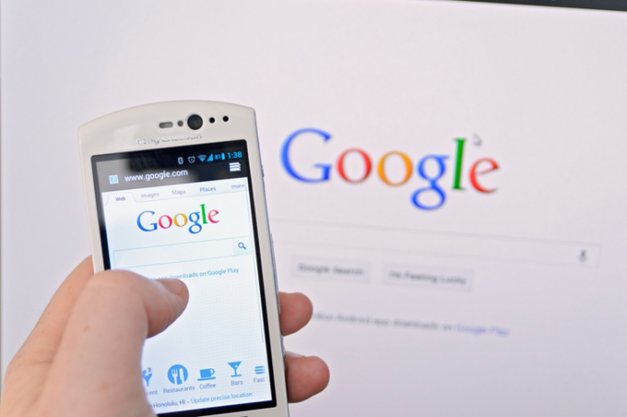 Ilustrasi Googling lewat Android