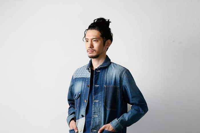 Kemana pun kita bisa mengenakan denim.