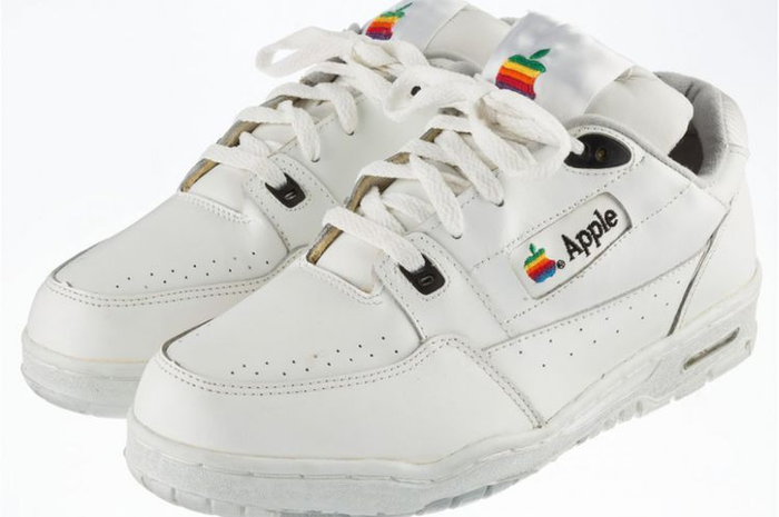 sneakers buatan Apple. 