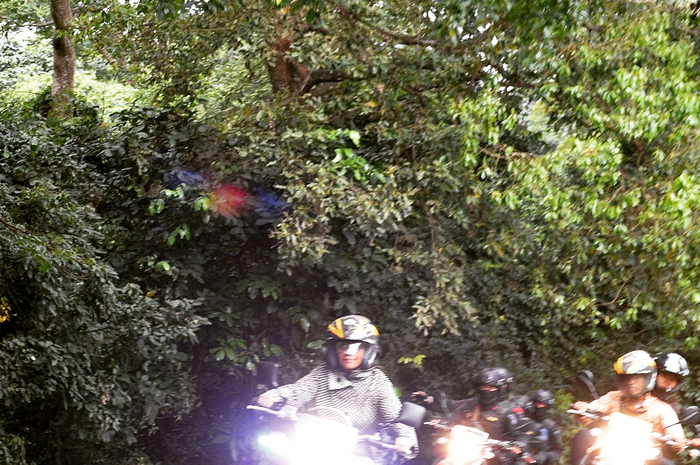 Susi Pudjiastuti naik motor trail di Sumbawa