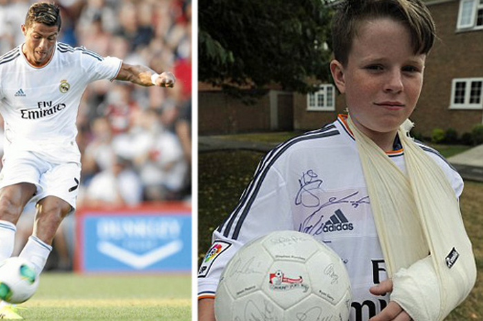Charlie Silverwood Menerima Jersey dan Bola dari Pemain Real Madrid