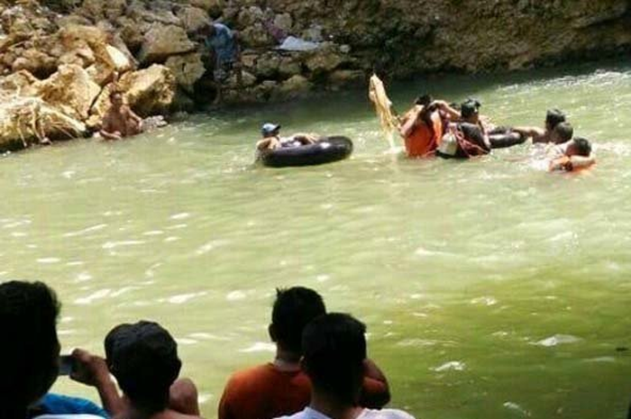 Proses evakuasi jenazah Firman Maulana, pelajar MAN 1 Pamekasan yang tenggelam di air terjun Durbugan, Desa Kowel, Kecamatan Kota, Pamekasan 