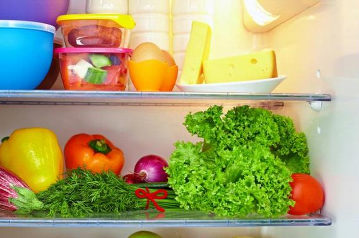 Sebab, jika kita menyimpan suatu jenis makanan yang seharusnya tidak boleh disimpan di dalam kulkas, malah itu bisa membahayakan kita.
