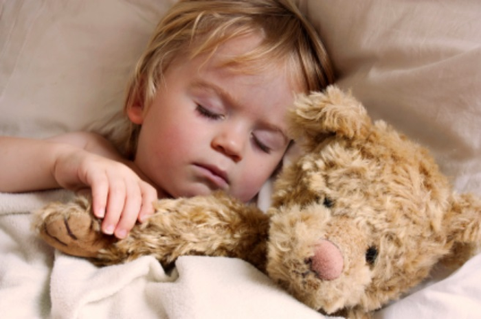 Tips Membiasakan Anak Tidur di Kamarnya Sendiri