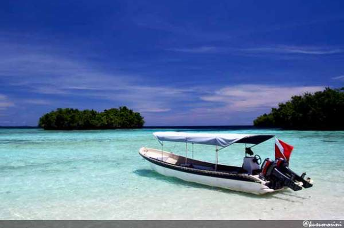 Nusantara sudah sejak lama dicap sebagai negara dengan beribu kepulauan. Keindahannya tidak perlu dipertanyakan lagi. Lalu kenapa untuk urusan wisata, banyak orang seolah hanya "mengenal" Bali?