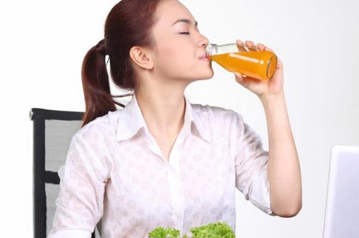 Lima Kerugian Makan di Tempat Kerja