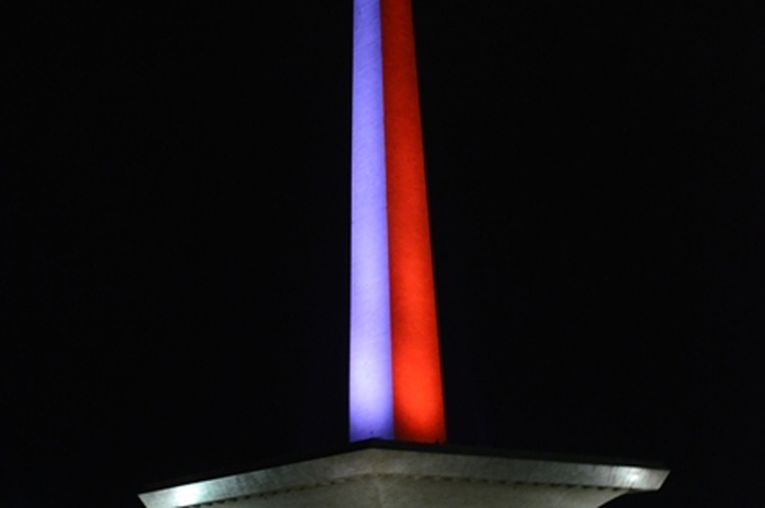 Monas Bersolek dengan Lampu LED