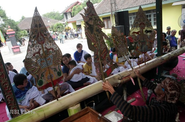 Tradisi Jawa Ruwatan dengan Pergelaran Wayang Kulit