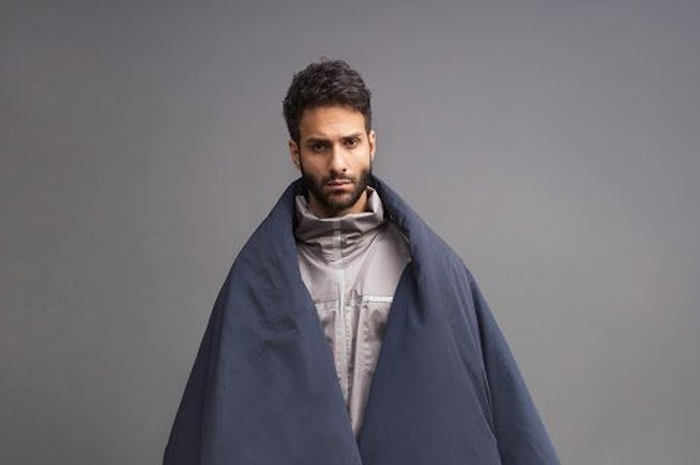 Terinspirasi Dari Para Pengungsi, Mahasiswa Desain Ini Membuat Jaket yang Dapat Diubah Menjadi Tenda dan Kantung Tidur