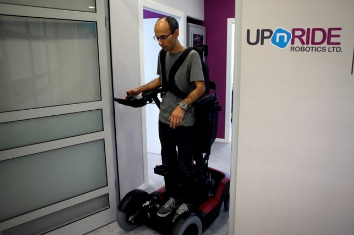 Orang yang sedang mencoba UPnRIDE