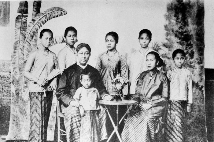 Protet Pribumi yang berada di sekelilingnya semakin merekatkan hubungan Kartini dan fotografi.